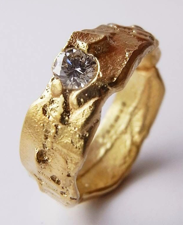 M�lant d�tail d�licat et esth�tique brute, cette bague a tout bon !