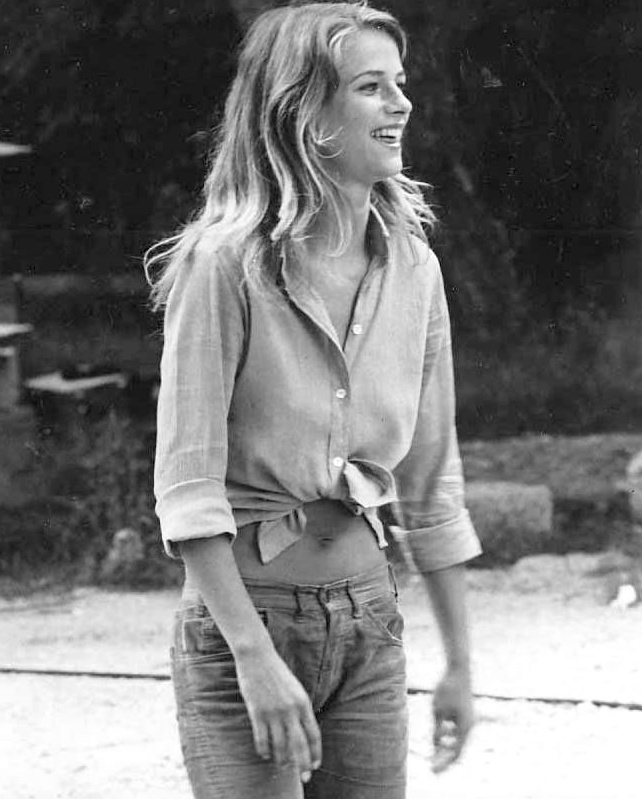 La chemise nou�e sur le devant : bien plus sexy que n'importe quel top cropped !