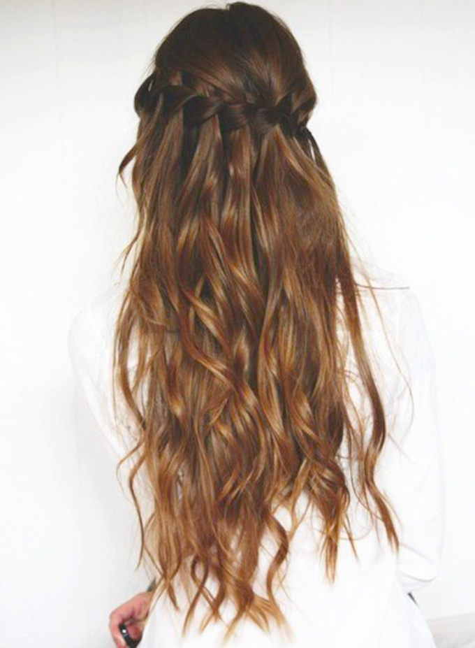 Couronne de tresses floue + longs cheveux l�g�rement ondul�s = le bon mix