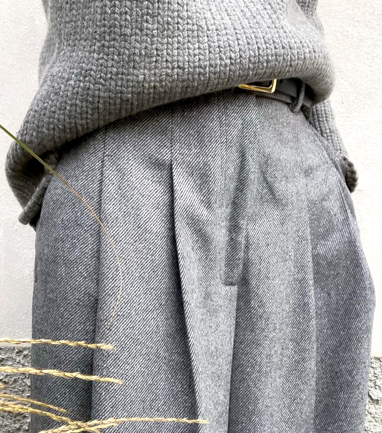 R�veiller les tenues monochromes en mixant les textures... une astuce dont on ne se lasse pas !