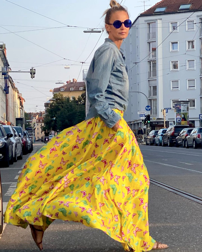 Chemise en jean + maxi jupe color�e = le bon mix