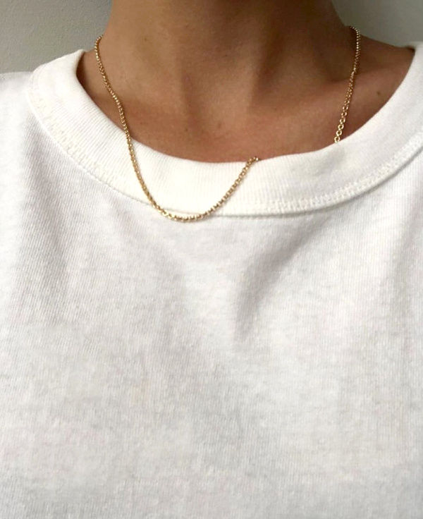 Tee-shirt blanc un brin loose + tr�s fine cha�nette = le bon mix