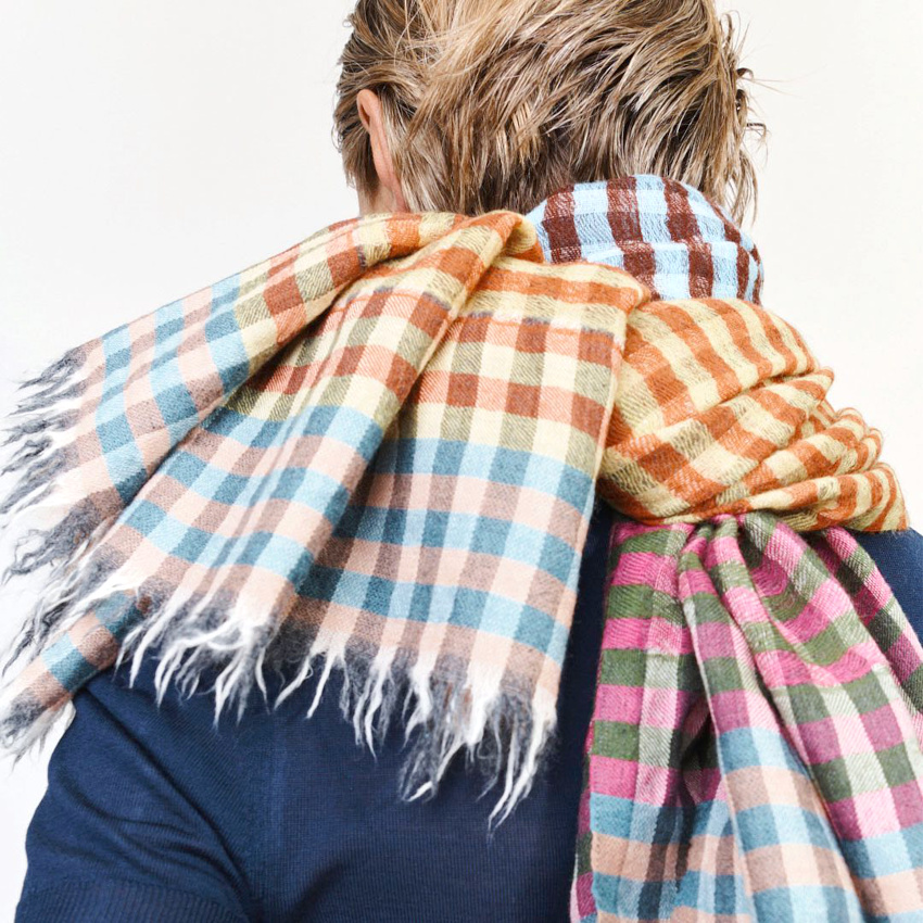 Envie de piquer aux hommes de la griffe Épice leurs �charpes � petits carreaux color�s...