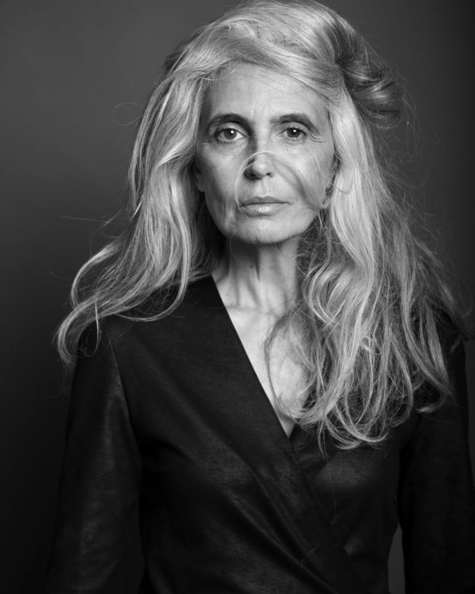 Longs cheveux blancs + regard intense = le bon mix