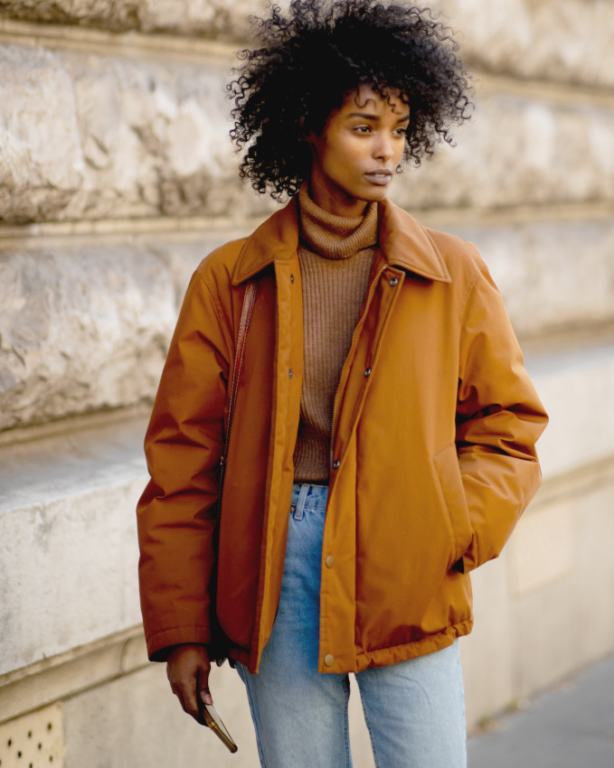 Choisi dans une tonalit� automnale, l'anorak gagne d�sirabilit� !
