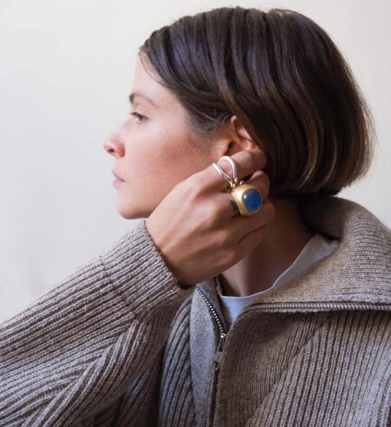 Pull col camionneur unisexe + bagues massives = le bon mix