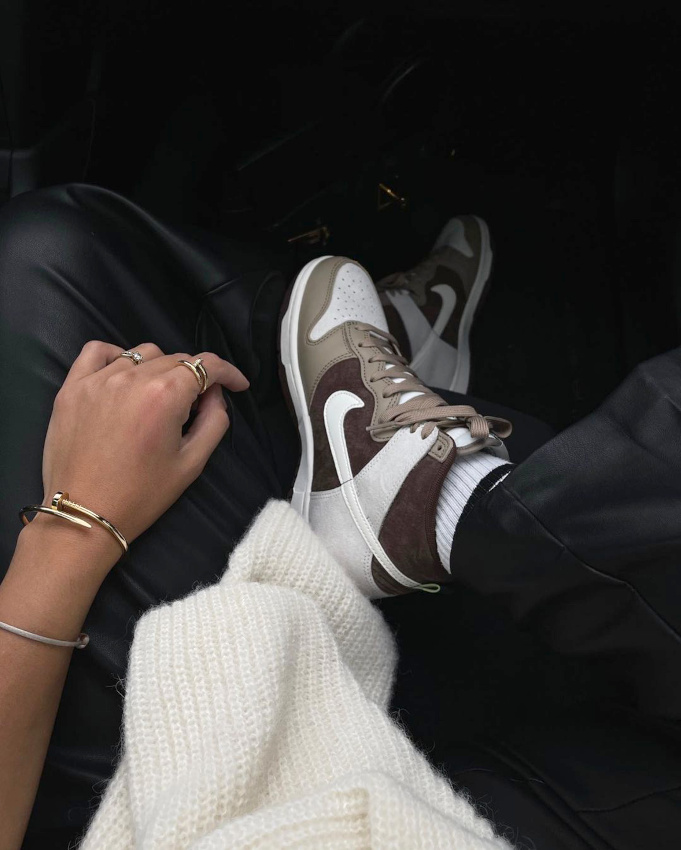 Le mix marron/blanc/kaki sied particuli�rement aux Nike Dunk High !