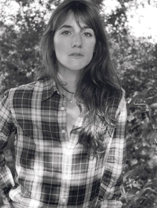 Port�e avec naturel, la chemise � carreaux fa�on b�cheron ne manque pas de charme !