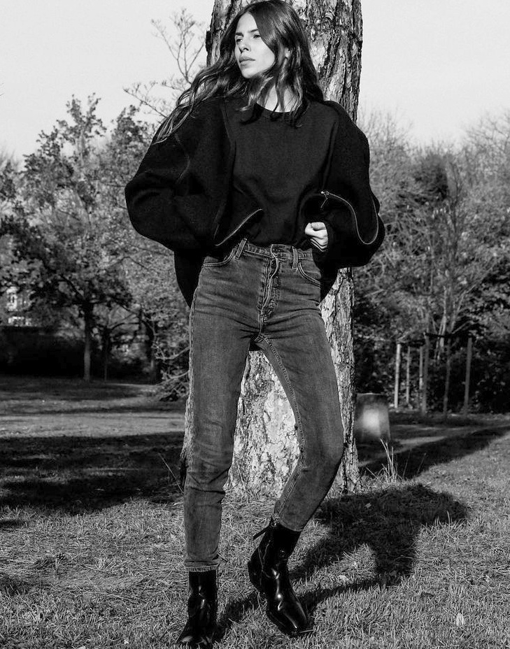 Boots de cowboy minimalistes + slim noir d�lav� + ample blouson zipp� = le bon mix