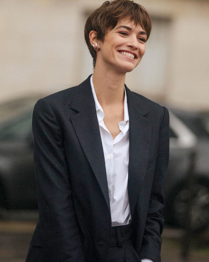 Quand le sourire et le port de t�te d�jouent la potentielle androgynie du mix costume + coupe courte !