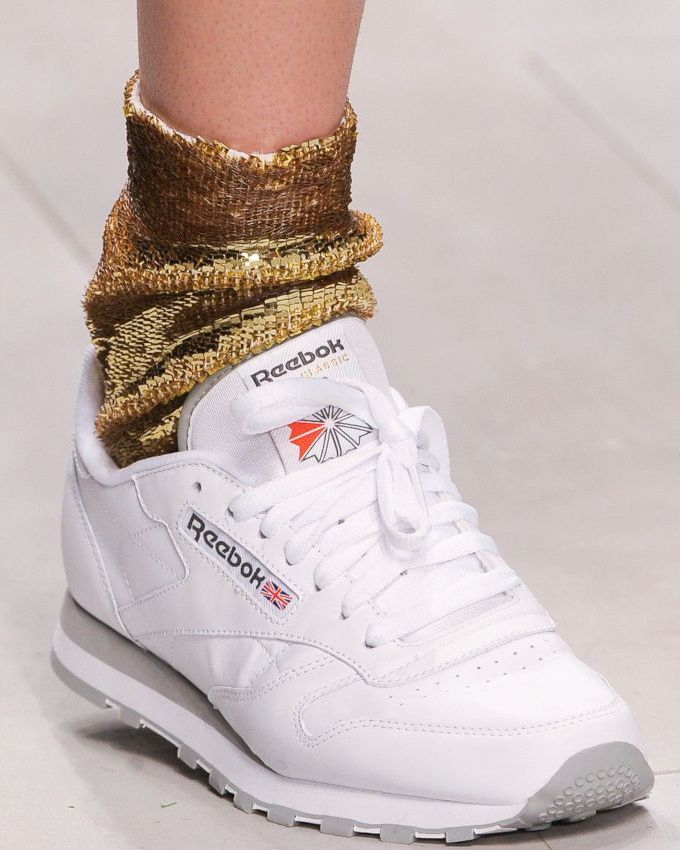 Baskets + chaussettes disco = le bon mix