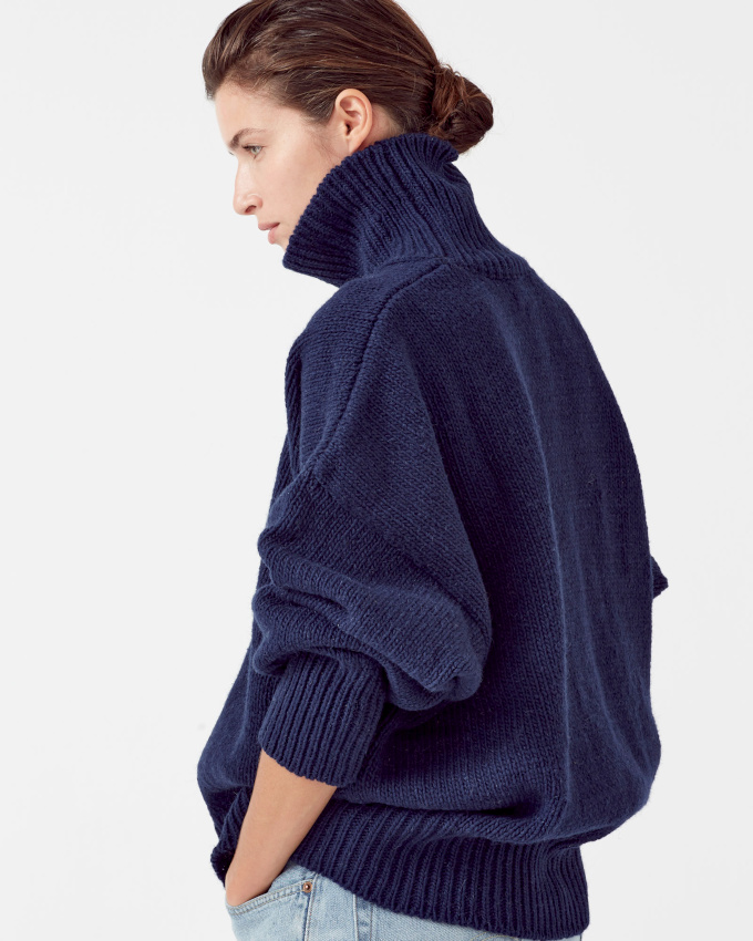 Toujours aussi fan du gimmick consistant � accompagner une coiffure f�minine d'un col roul� d�roul� !