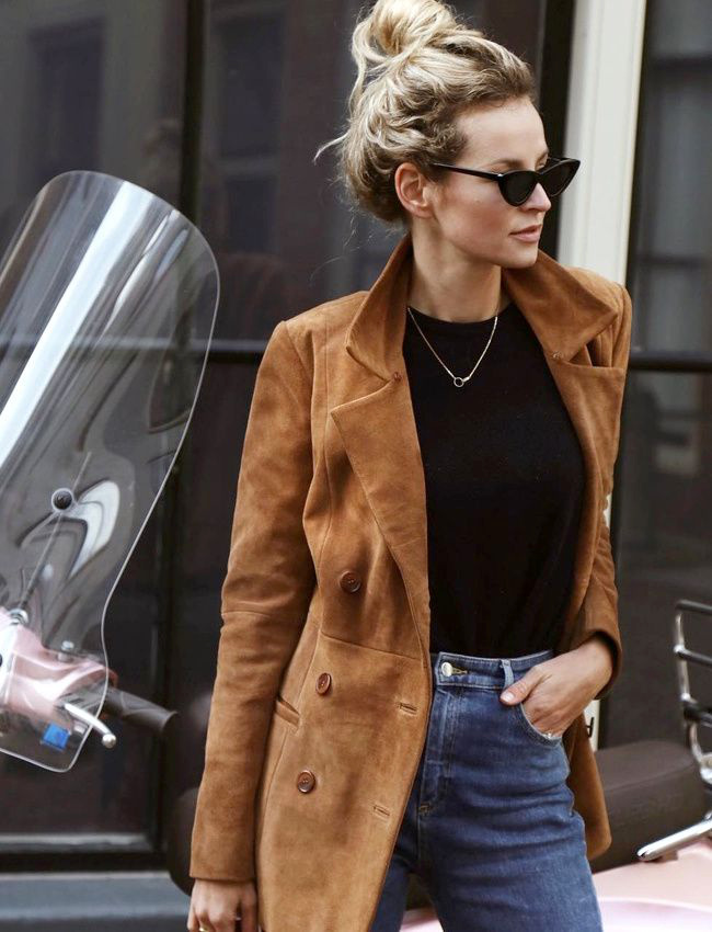 Manteau en daim fauve + lunettes cat-eye noires = le bon mix
