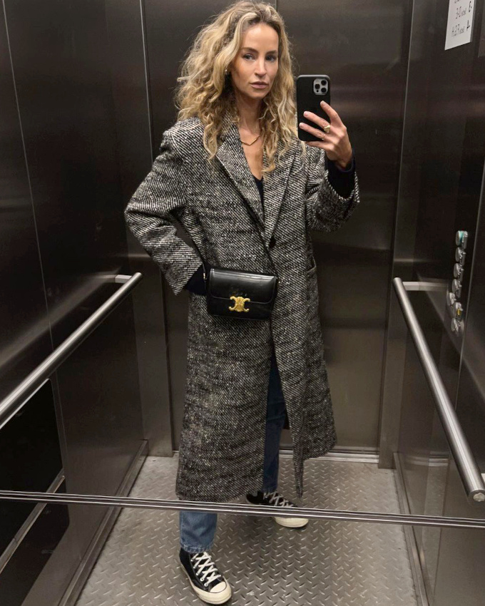 Crini�re wild + pardessus masculin = le bon mix