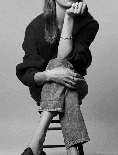 Plus les v�tements sont �pur�s, plus les accumulations de bijoux font mouche !