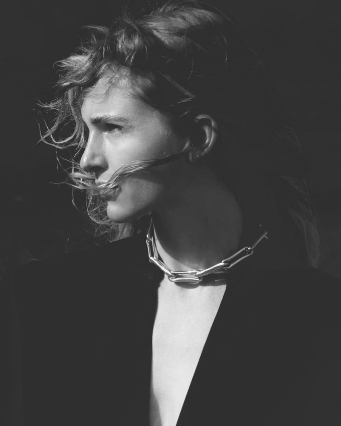 Cheveux au naturel + blazer �pur� + collier esprit cha�nette = le bon mix