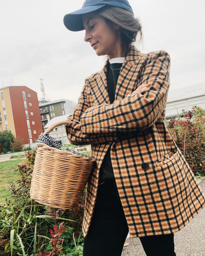 Blazer en drap de laine � carreaux + casquette + panier en osier + sweat = le bon mix