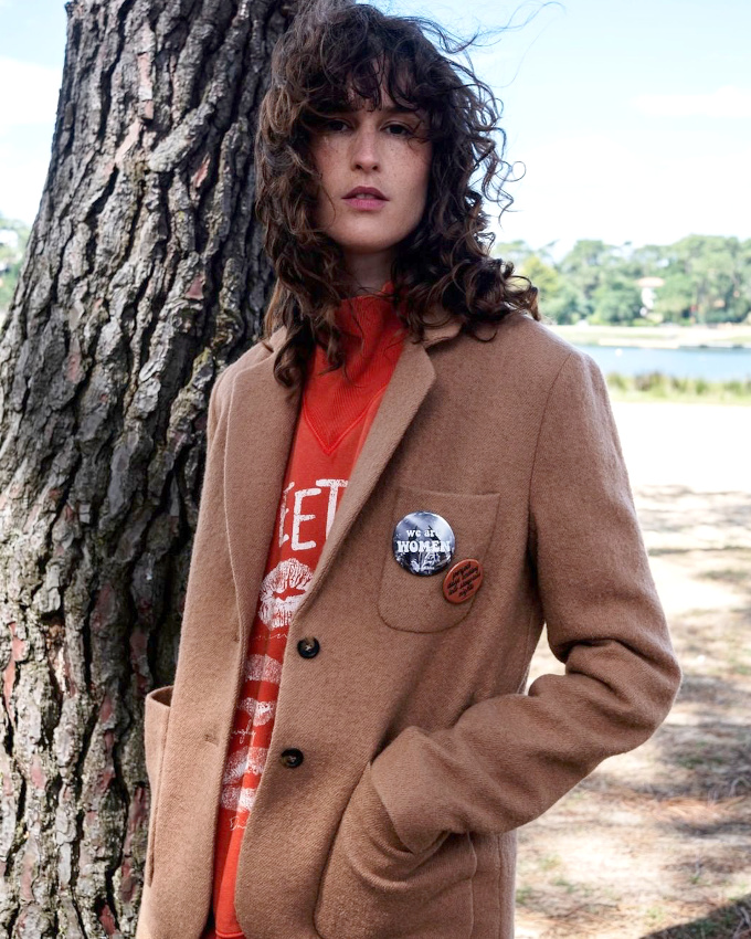 On ne se lasse pas du mix sweat color�/blazer caf� au lait !