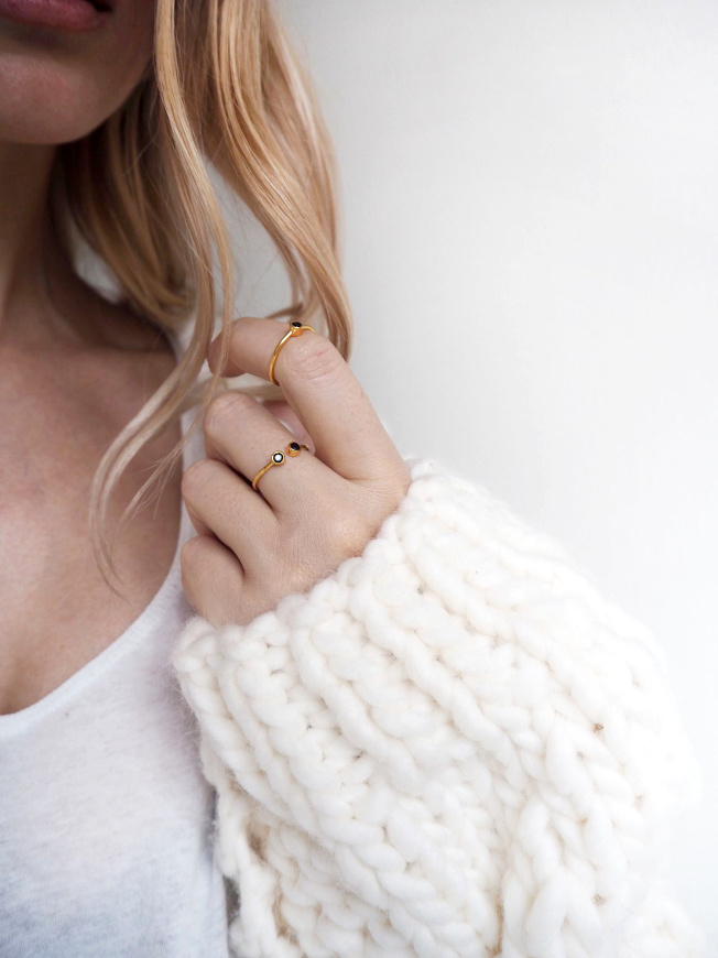 Maille douillettement �paisse + bagues tr�s fines = le bon mix