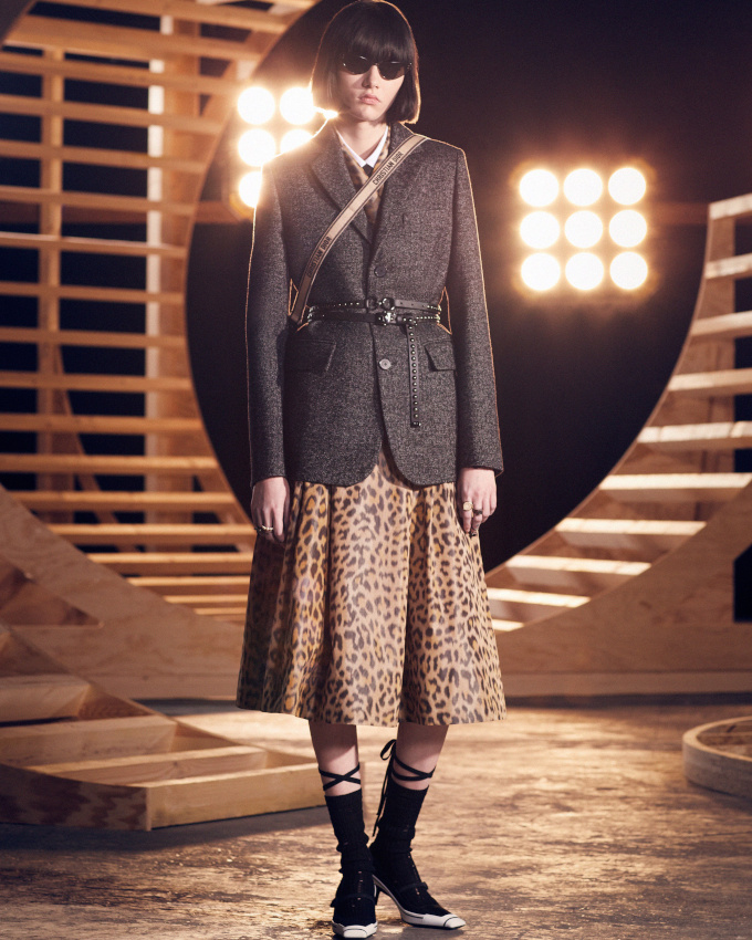 Jupe imprim� l�opard + blazer masculin = le bon mix