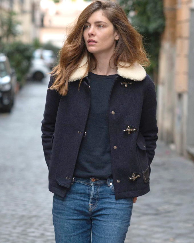 Col en fausse fourrure + d�tails duffle-coat + veste courte = le bon mix