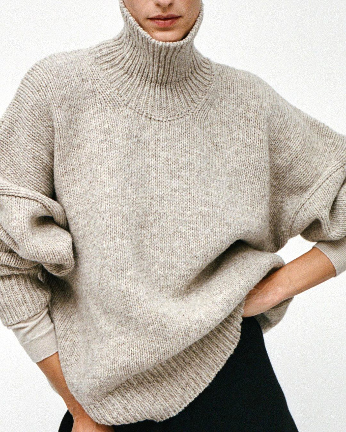 M�lant col d�roul� ayant de la tenue et manches g�n�reusement descendues, ce pull a a tout bon !