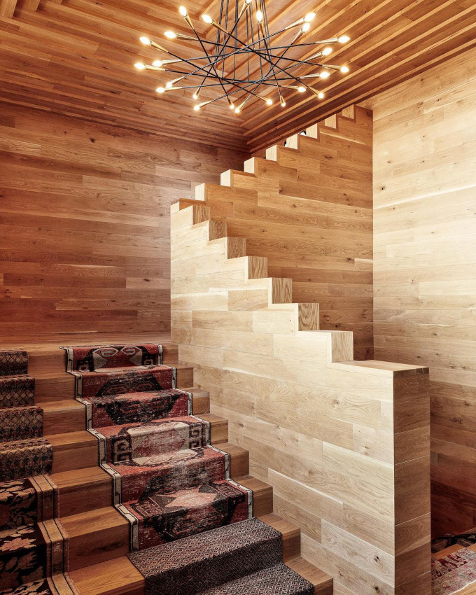 Escalier en bois majestueusement minimaliste + double tapis = le bon mix