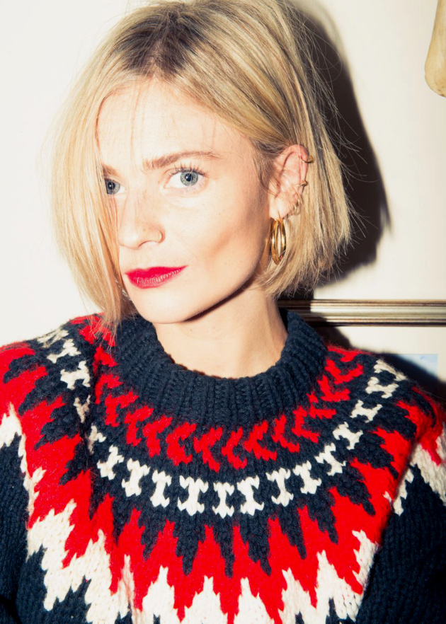 Le mix carr� blond/ear cuffs sied particuli�rement bien au pull de montagne !