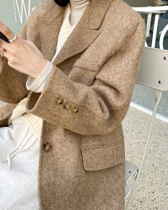 Oui au mix blazer en tweed/pull duveteux/sweat pants !