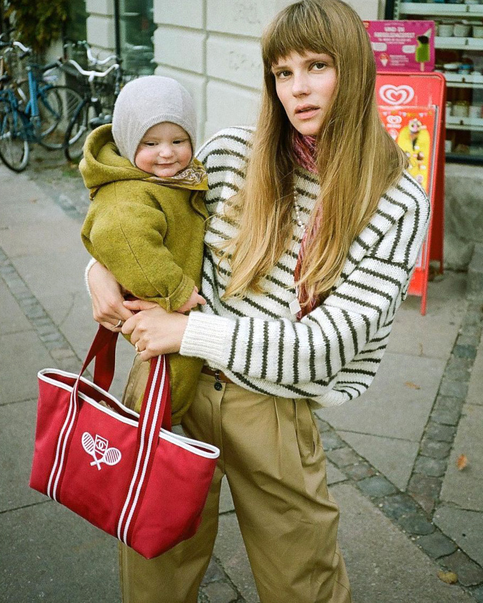 Rayures horizontales vert et blanc + vert lichen + touche de rouge = le bon mix