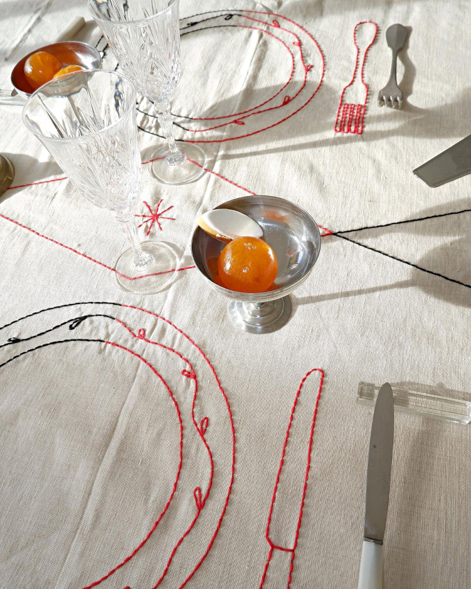 Oui aux broderies renouvelant les arts de la table avec espi�glerie !