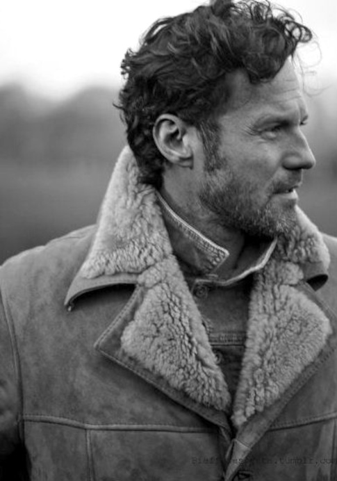 Veste en shearling + blouson en jean = le bon mix