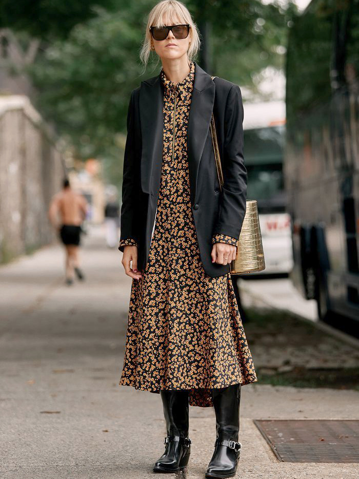 Rien de tel qu'un blazer et une paire de bottes western pour d�dramatiser une robe fleurie !