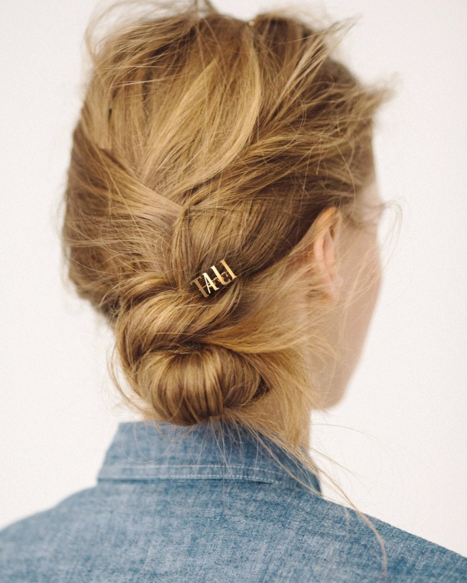 Rien de tel qu'une discrte barrette de caractre pour upgrader un chignon ralis  la va-vite !