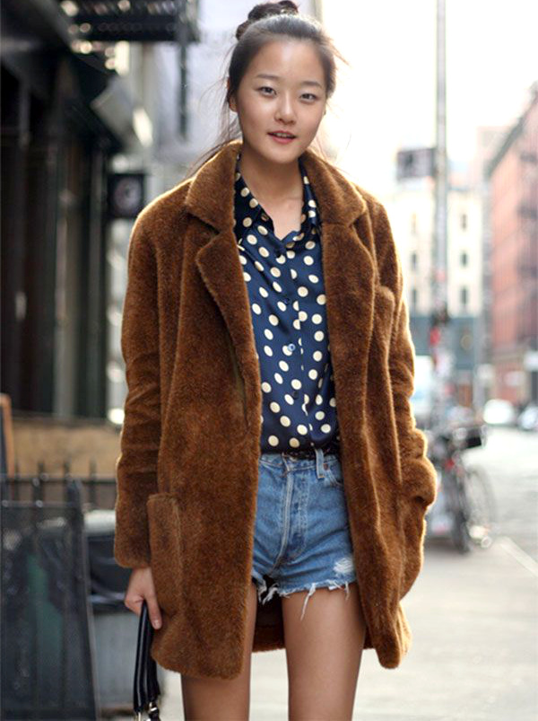 Fausse fourrure + short en jean = la parfaite tenue pour les journes  grande amplitude thermique !