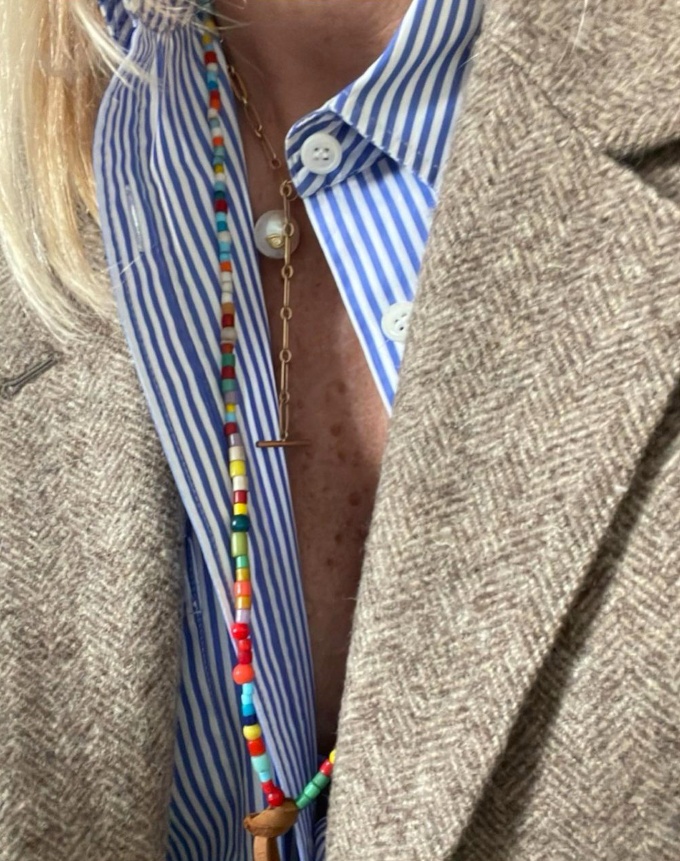Chemise raye + collier de perles multicolores + blazer en drap de laine = le bon mix