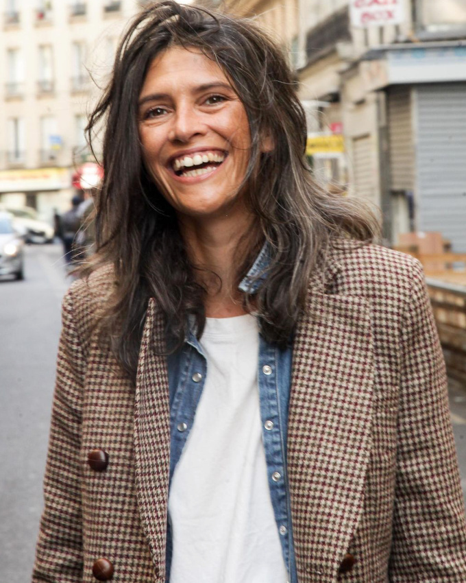 Blazer en tweed + chemise en jean d�boutonn�e + tee-shirt blanc = le bon mix