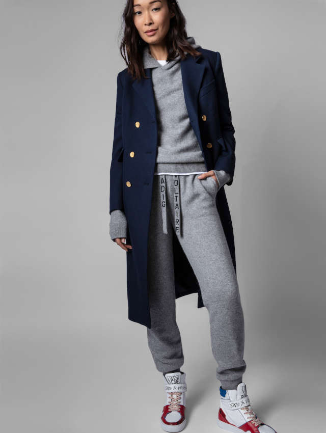 Pardessus bleu marine + ensemble de jogging cosy chic = le bon mix