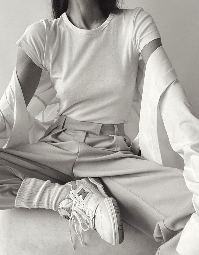 Et si l'on glissait le bas de nos pantalons larges dans une paire de chaussettes mi-hautes ?