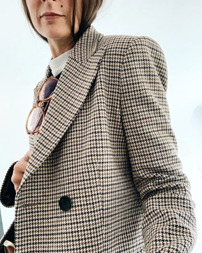 Oui au blazer pied-de-poule port� avec simplicit� !