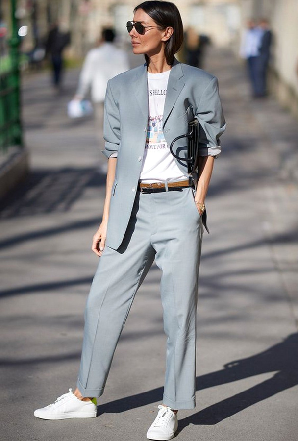 M�lant tee-shirt, longueur feu de plancher, double ceinture et d�gaine minimaliste, ce look a tout bon !