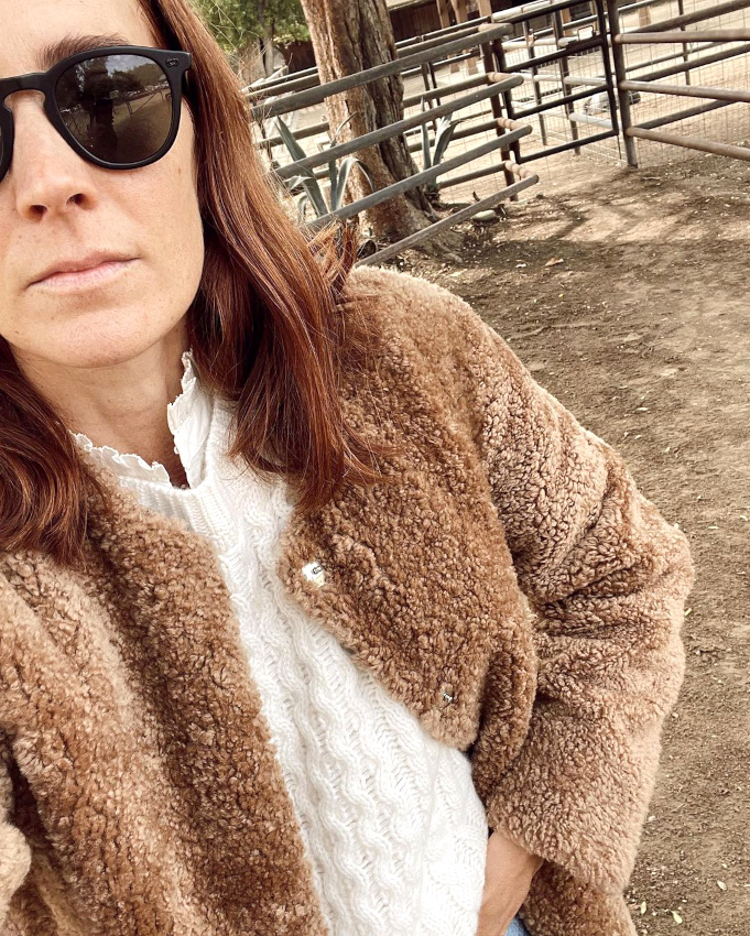 Manteau teddy bear chocolat au lait + pull blanc torsad� + blouse � col volant� = le bon mix