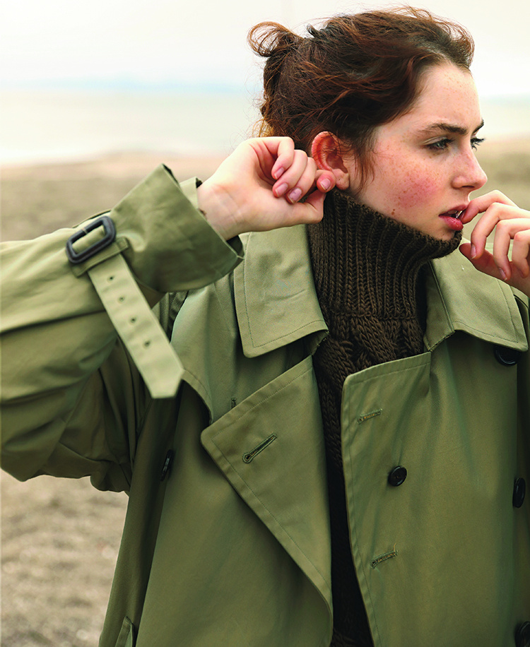 Trench + gros pull + chignon coiff�/d�coiff� = le bon mix
