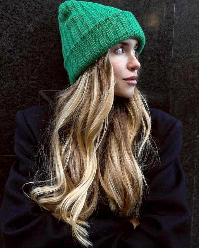 Rien de tel qu'une longue chevelure joliment ondul�e pour f�miniser un bonnet unisexe !