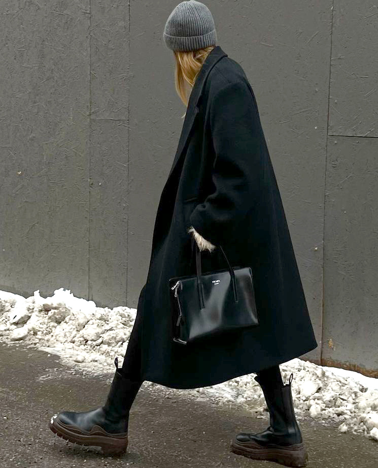 Rien de tel qu'une paire de boots un brin massive pour offrir de la densit� � une silhouette monochrome !