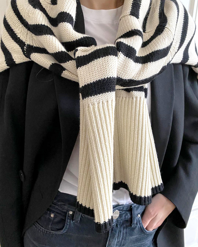 Rien de tel qu'un pull marini�re port� sur les �paules pour twister un blazer un brin classique !