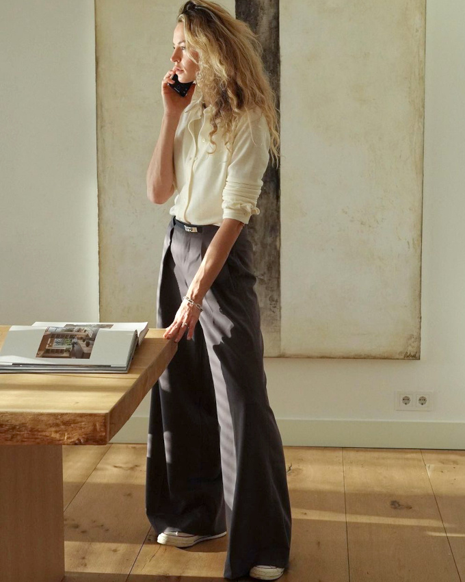 Gilet �troit + pantalon large � pinces + converses = le bon mix