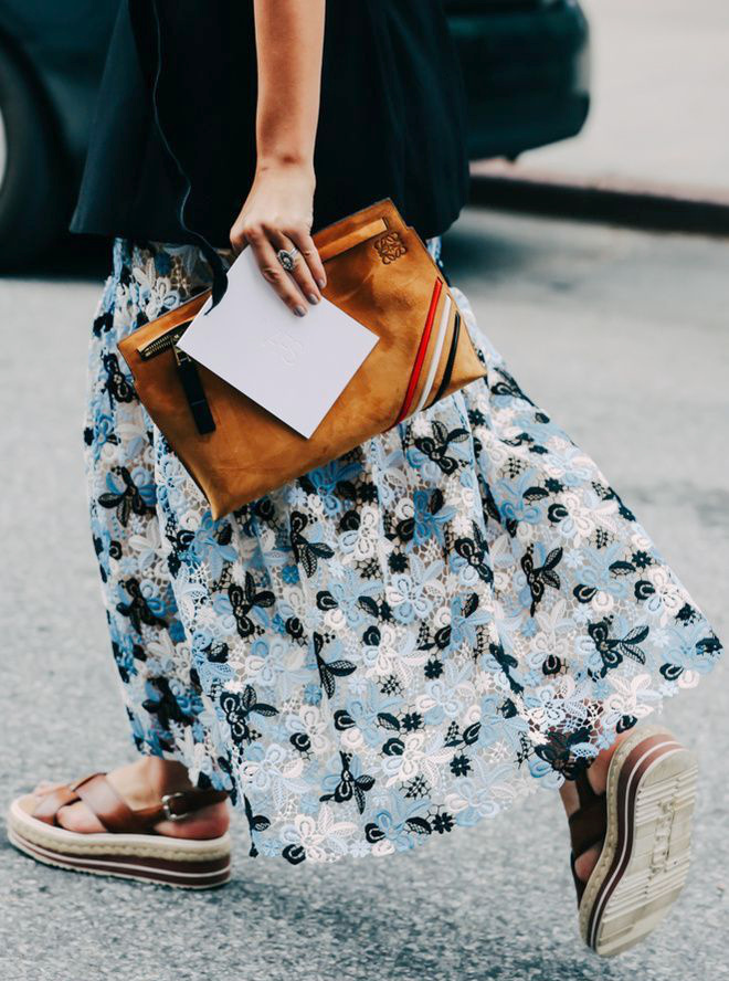 Cuir fauve + dentelle bleu ciel + sandales marron = le bon mix