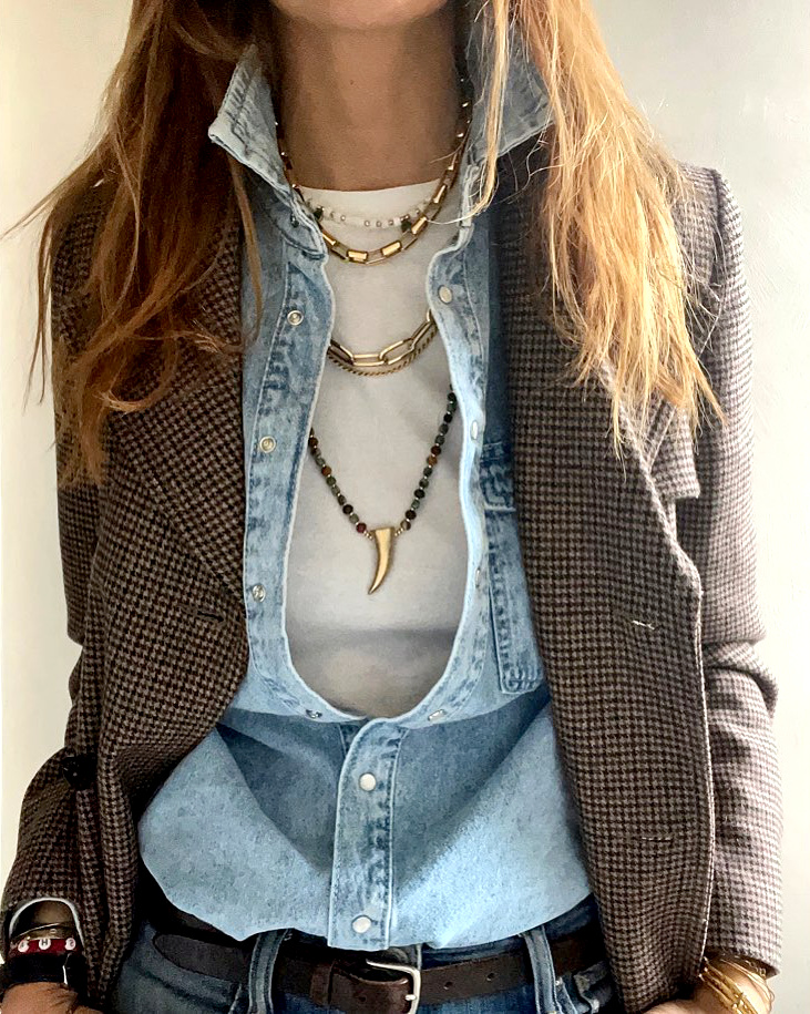 Veste en tweed + chemise en jean + tee-shirt blanc + colliers 