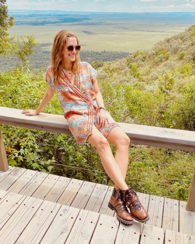 Oui au t�lescopage entre mini robe estivale et boots de marche en cuir !